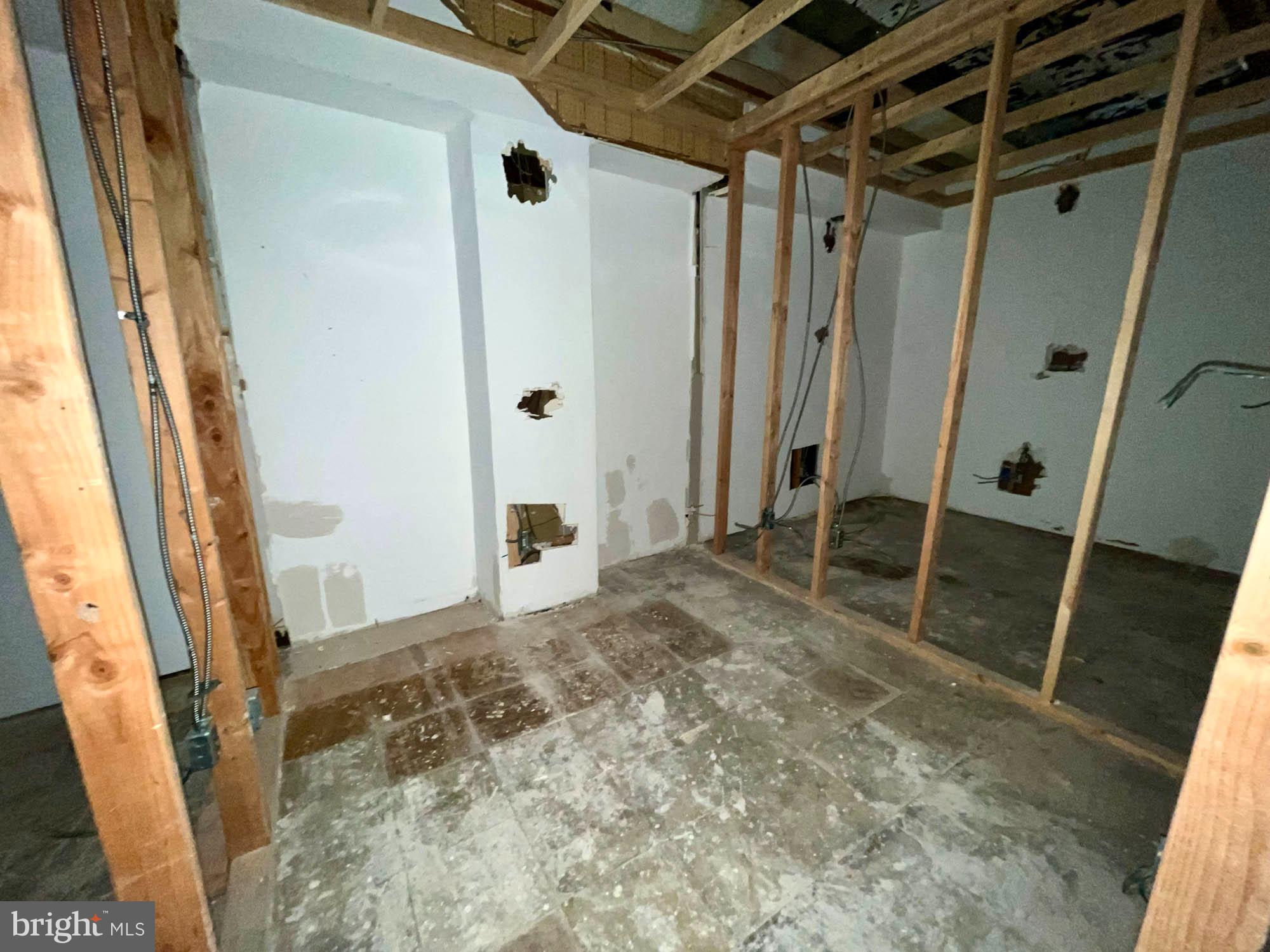 MONUMENT STREET BUSINESS DISTRICT - Commercial Sale