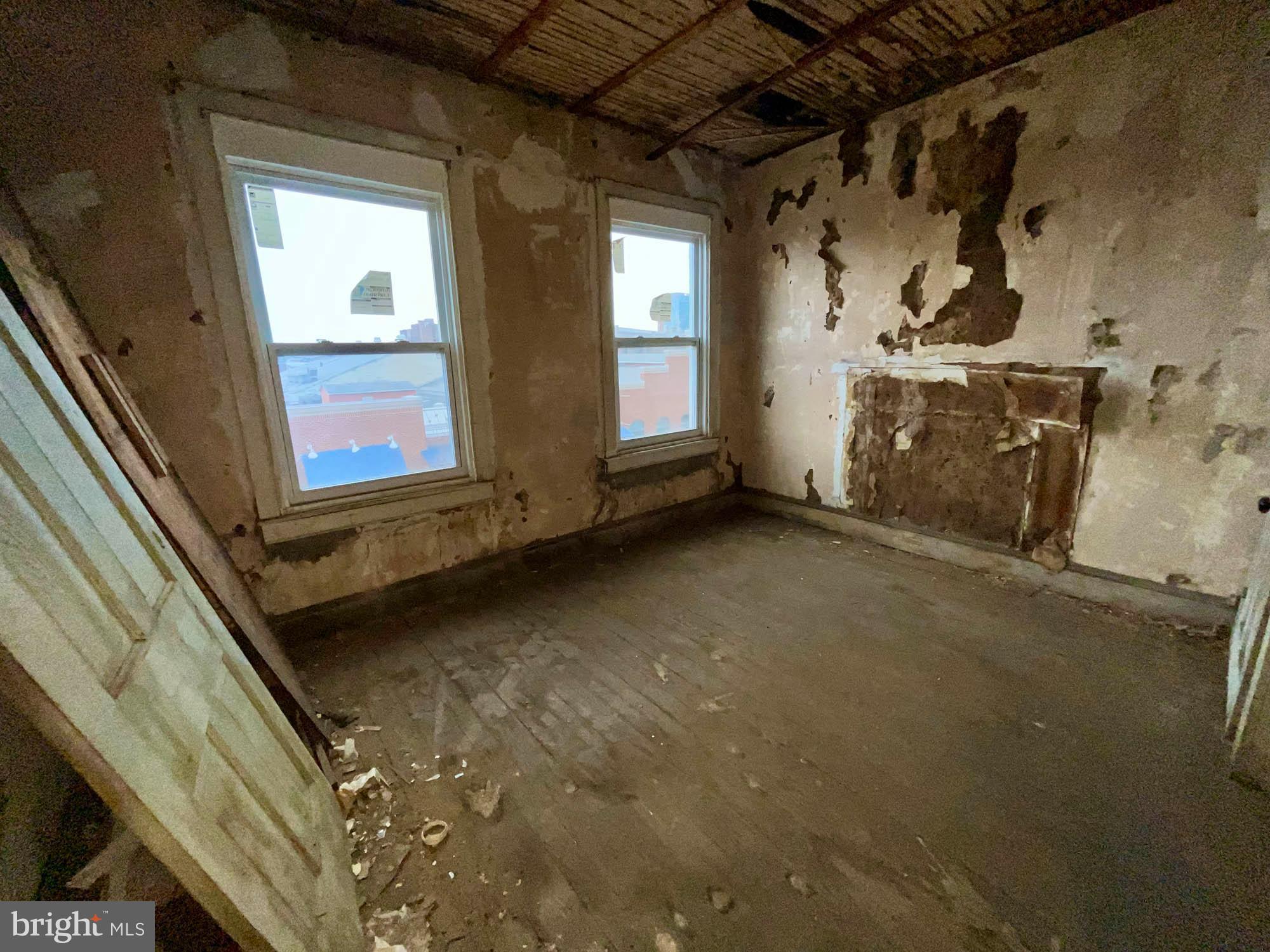 MONUMENT STREET BUSINESS DISTRICT - Commercial Sale