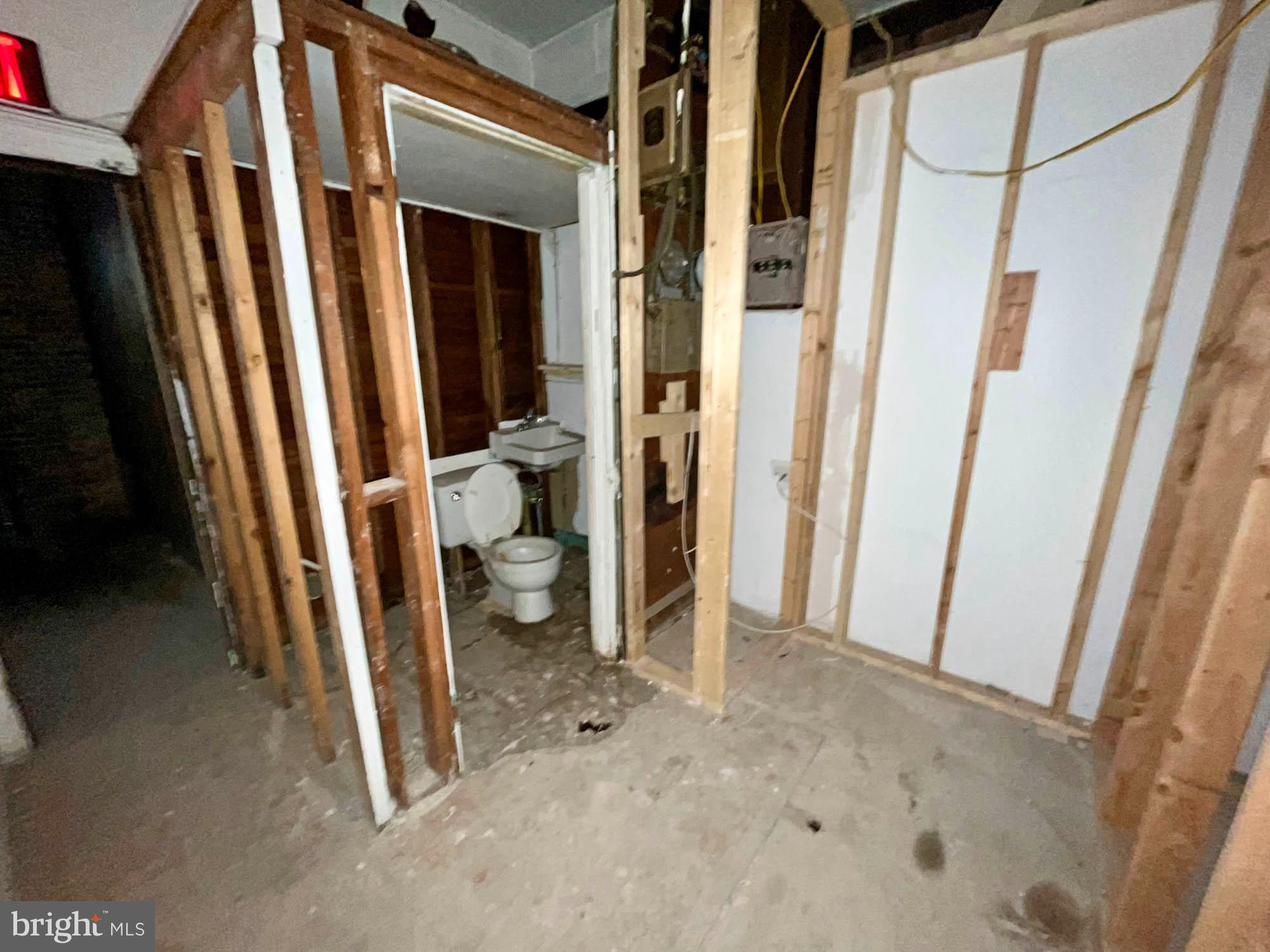 MONUMENT STREET BUSINESS DISTRICT - Commercial Sale