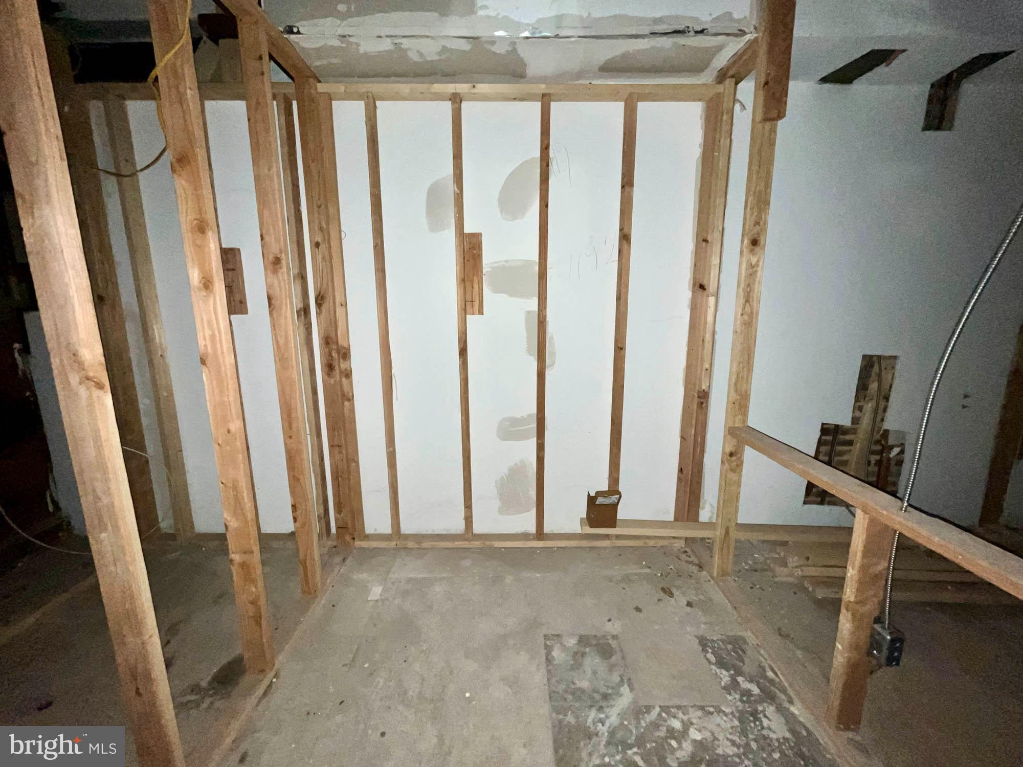 MONUMENT STREET BUSINESS DISTRICT - Commercial Sale