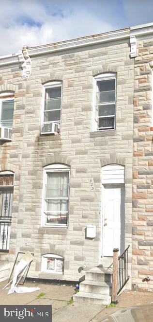 Recently vacant property shows well and will make a great buy for a home owner or investor. Property is in good condition but is sold strictly AS IS. GR if any to be verified by Buyer.