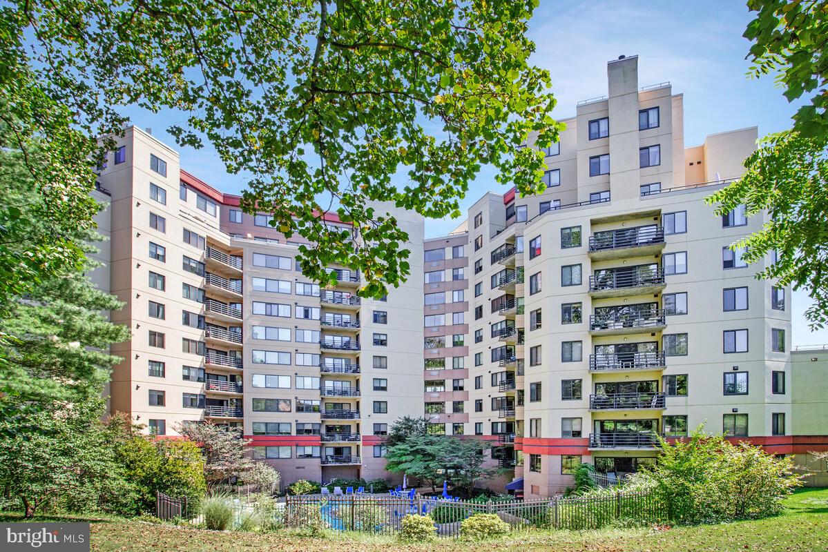 WATERMARK PLACE CONDOMINIUMS - Residential