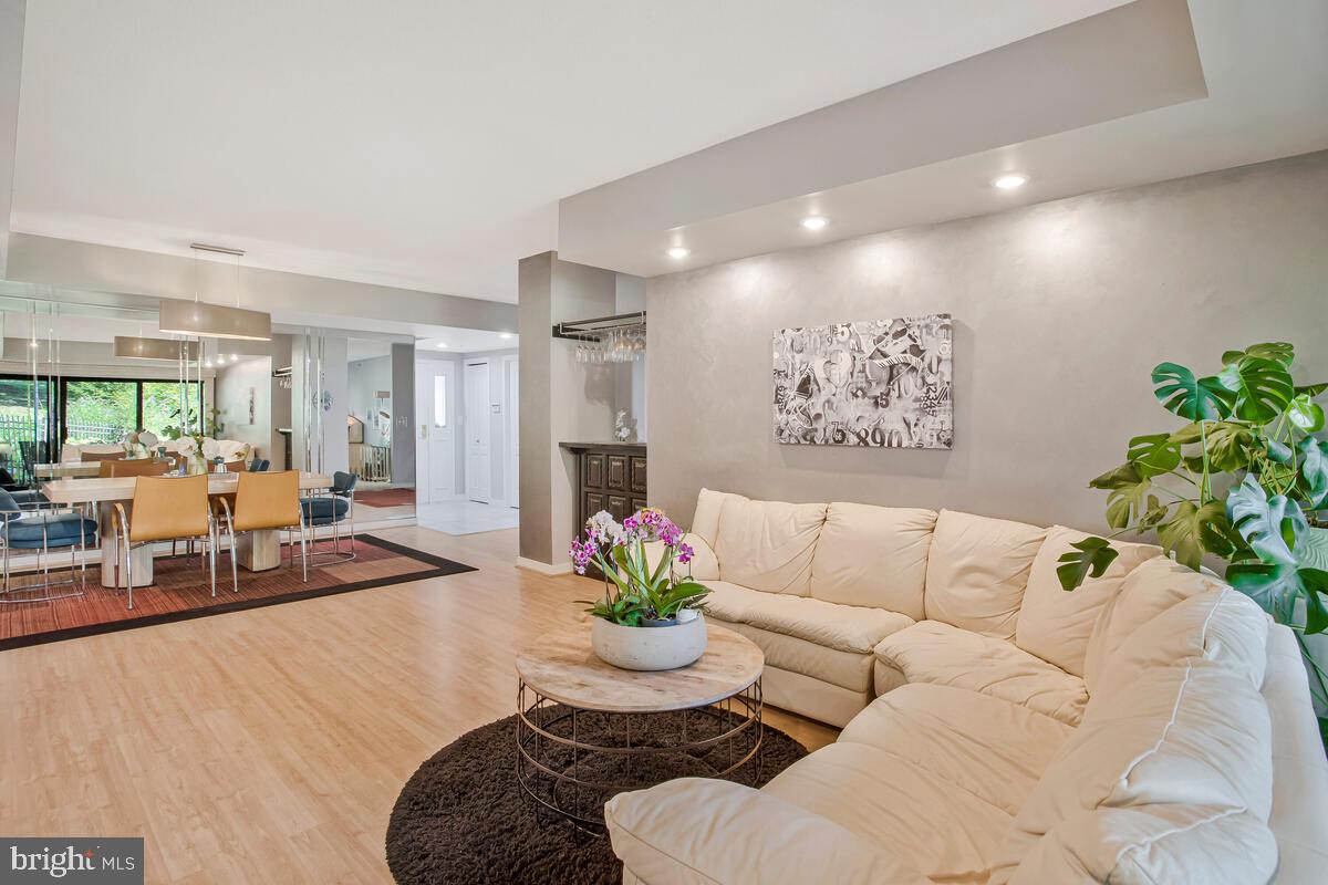 WATERMARK PLACE CONDOMINIUMS - Residential