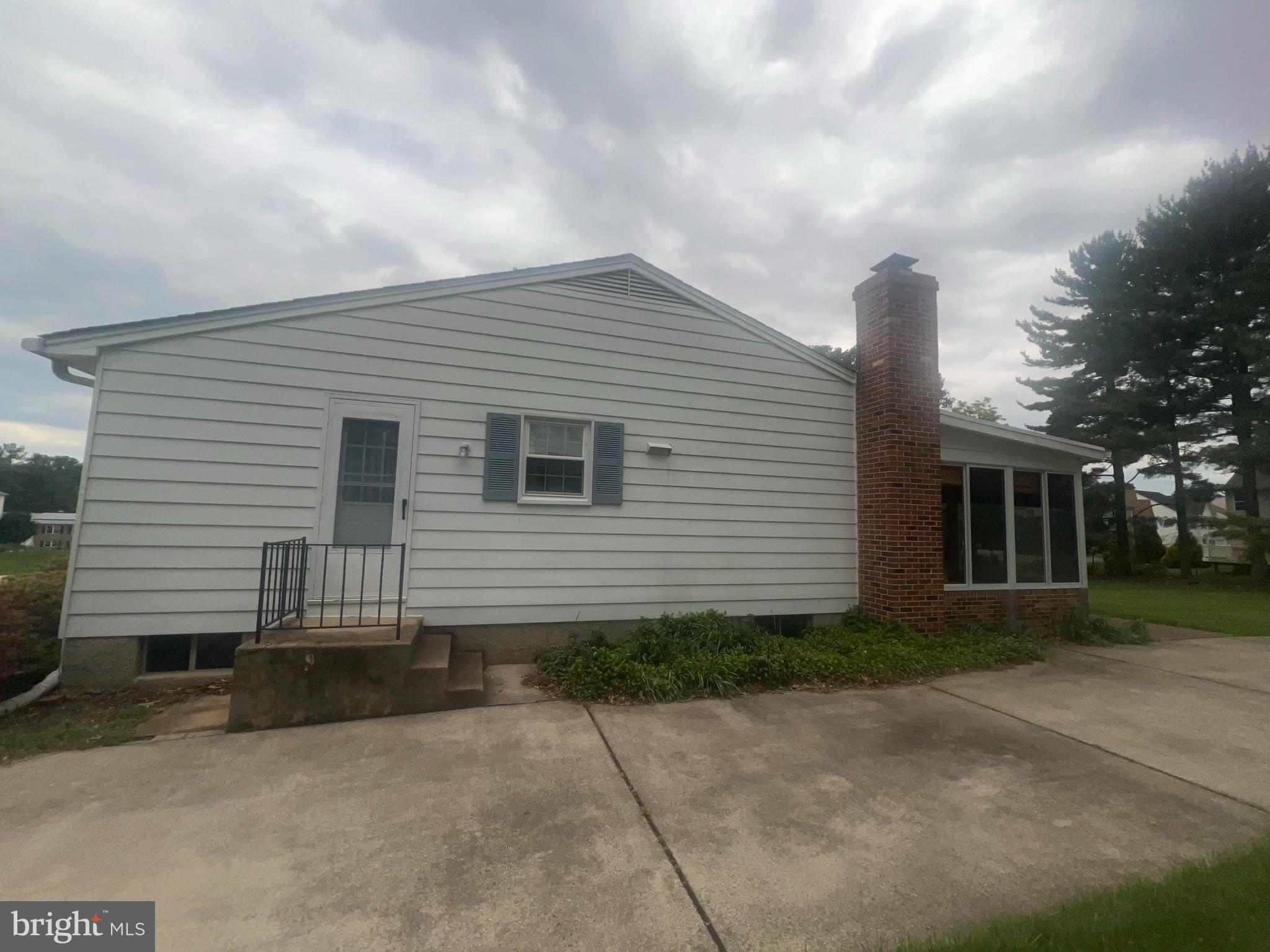 8 MONROE FIELD COURT