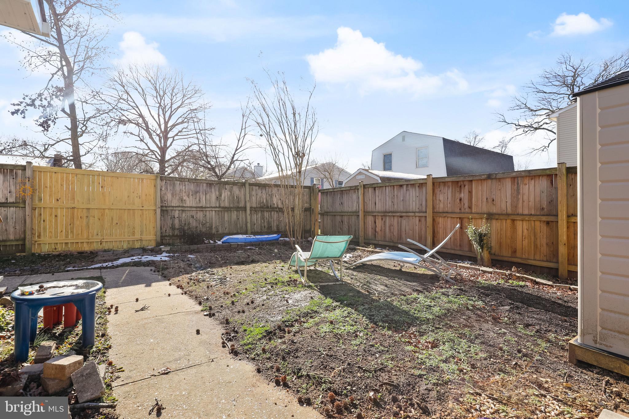 WOODLAND BEACH - Residential