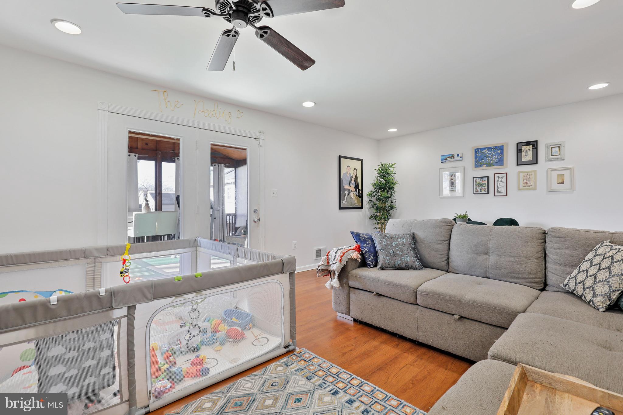 WOODLAND BEACH - Residential