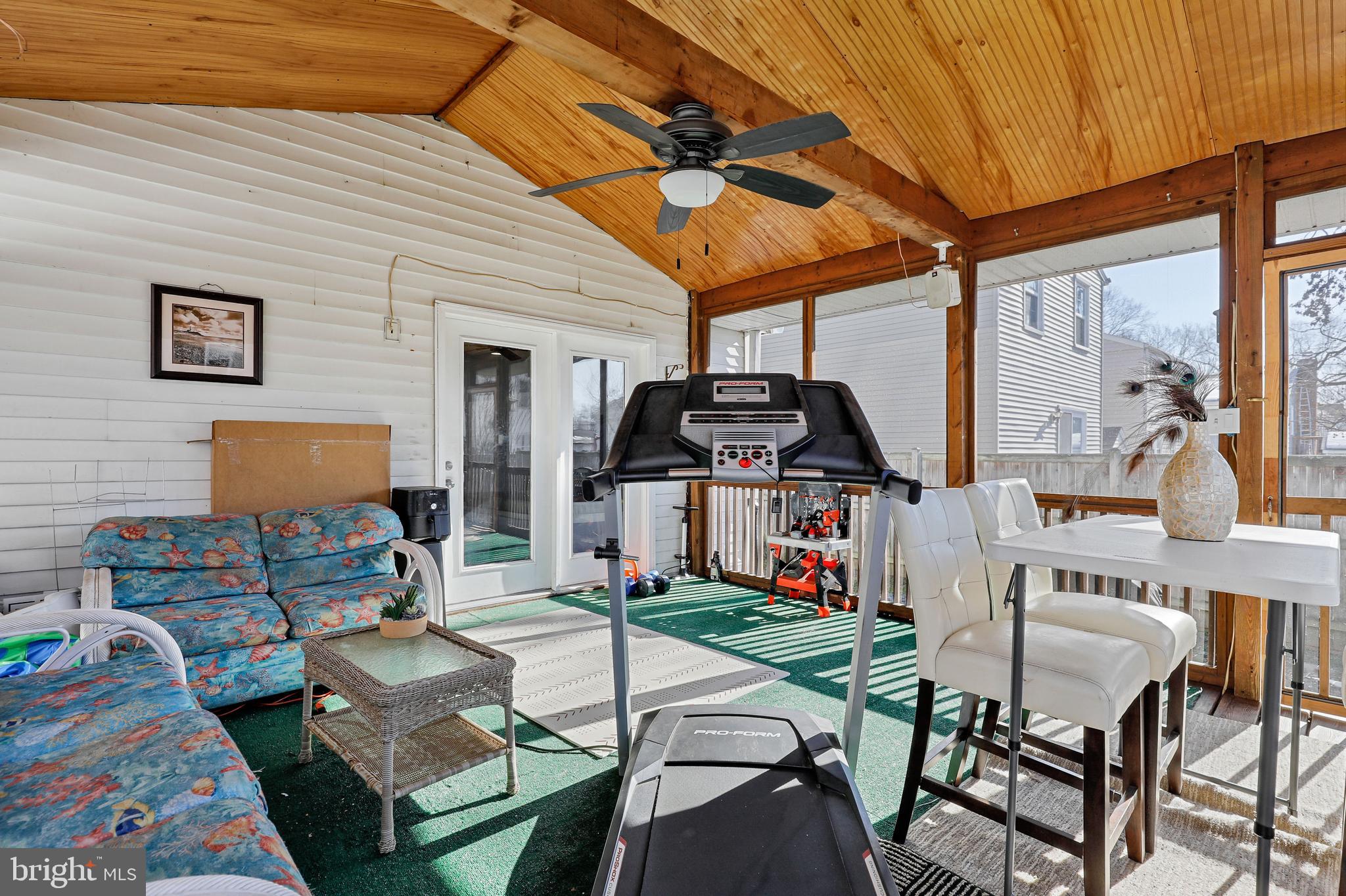 WOODLAND BEACH - Residential