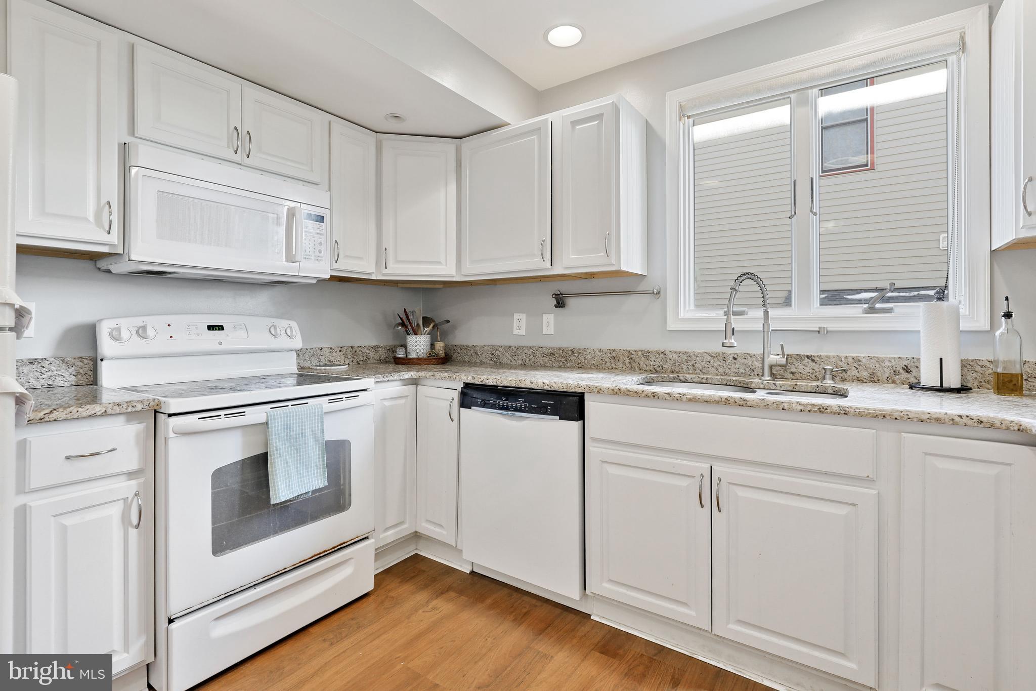 WOODLAND BEACH - Residential