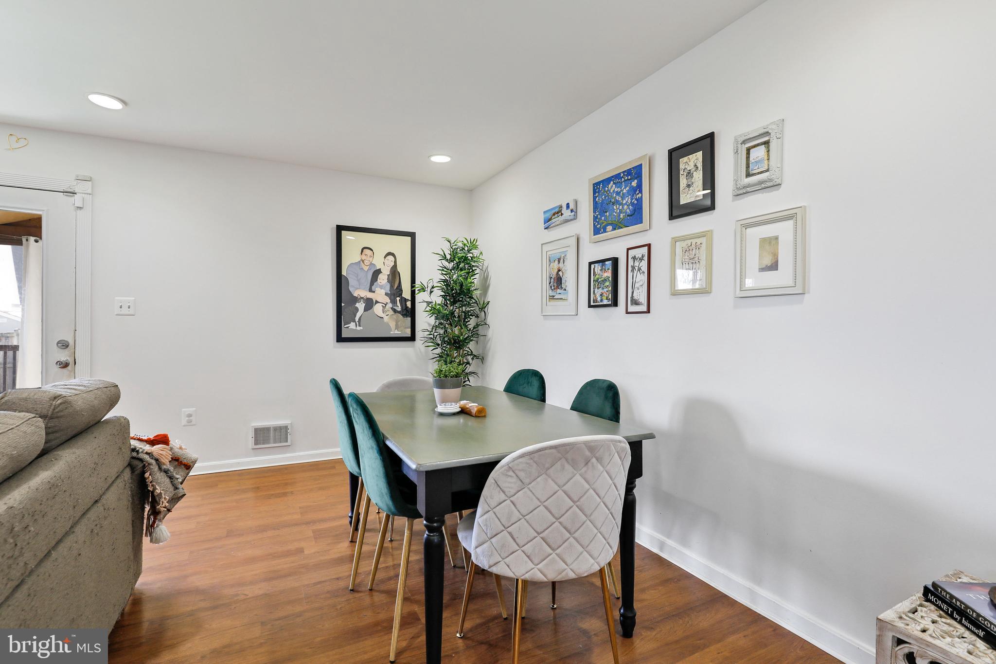 WOODLAND BEACH - Residential