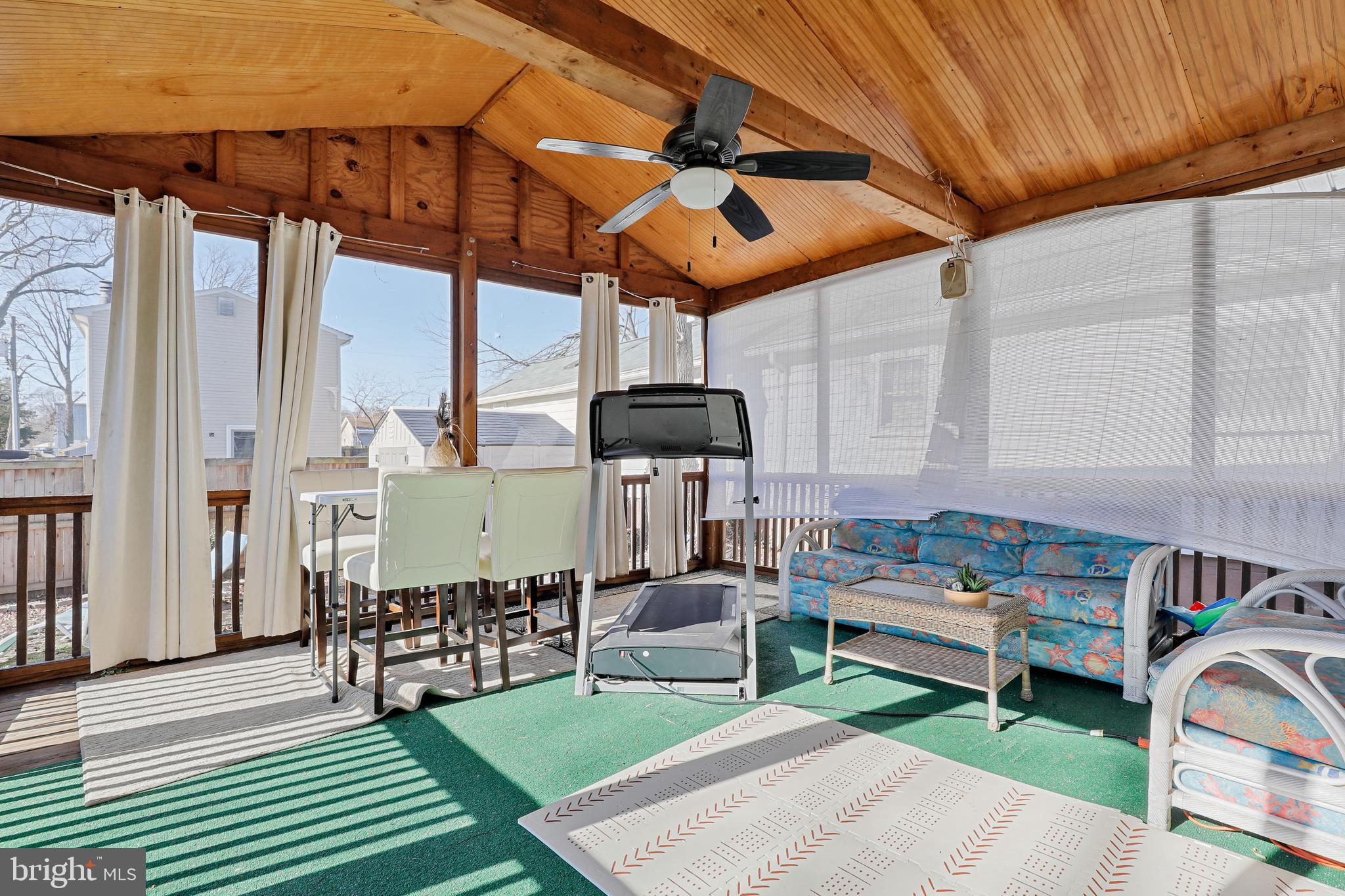 WOODLAND BEACH - Residential