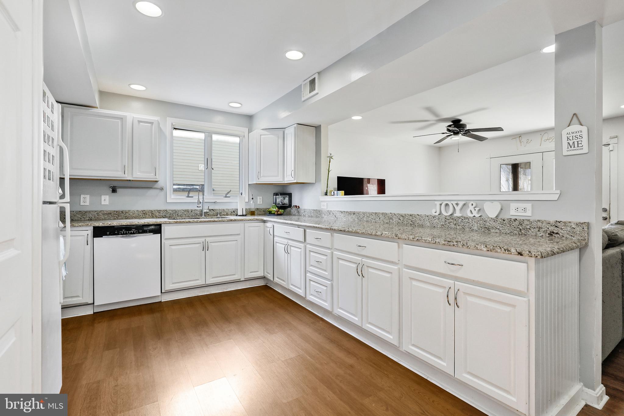 WOODLAND BEACH - Residential