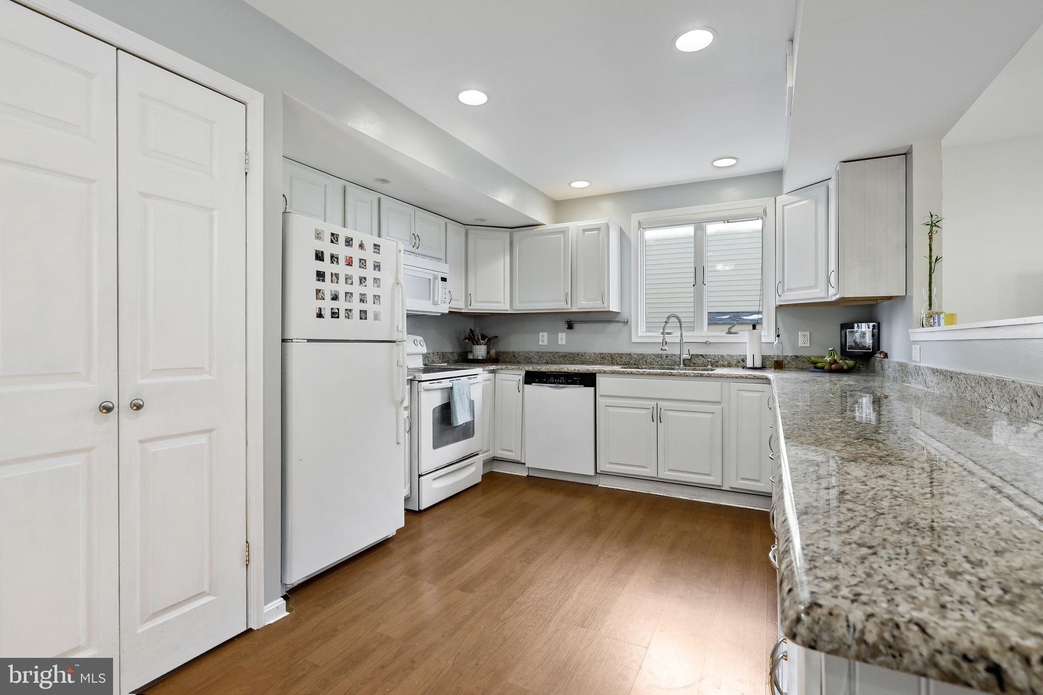 WOODLAND BEACH - Residential