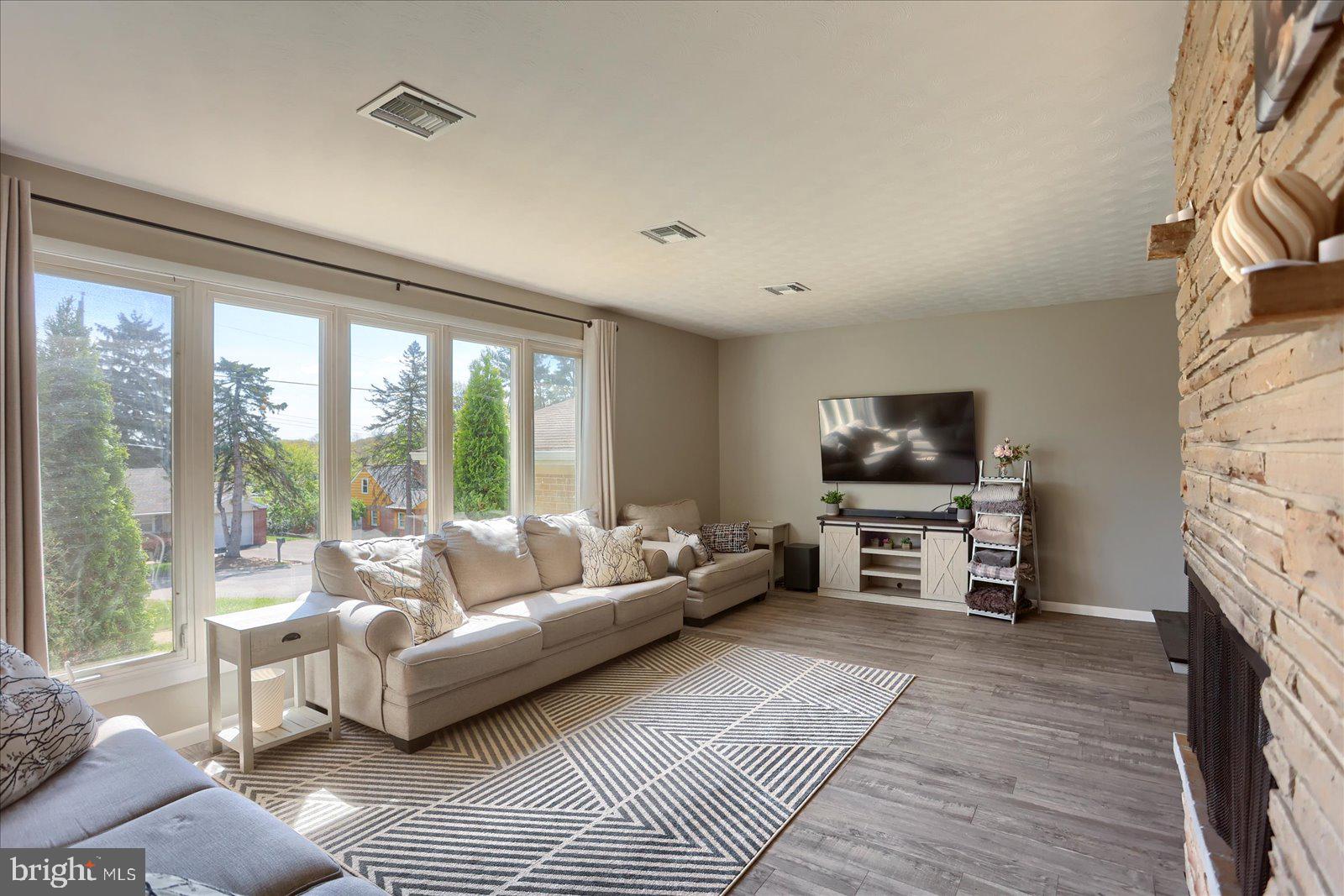 HOLLYWOOD HEIGHTS - Residential