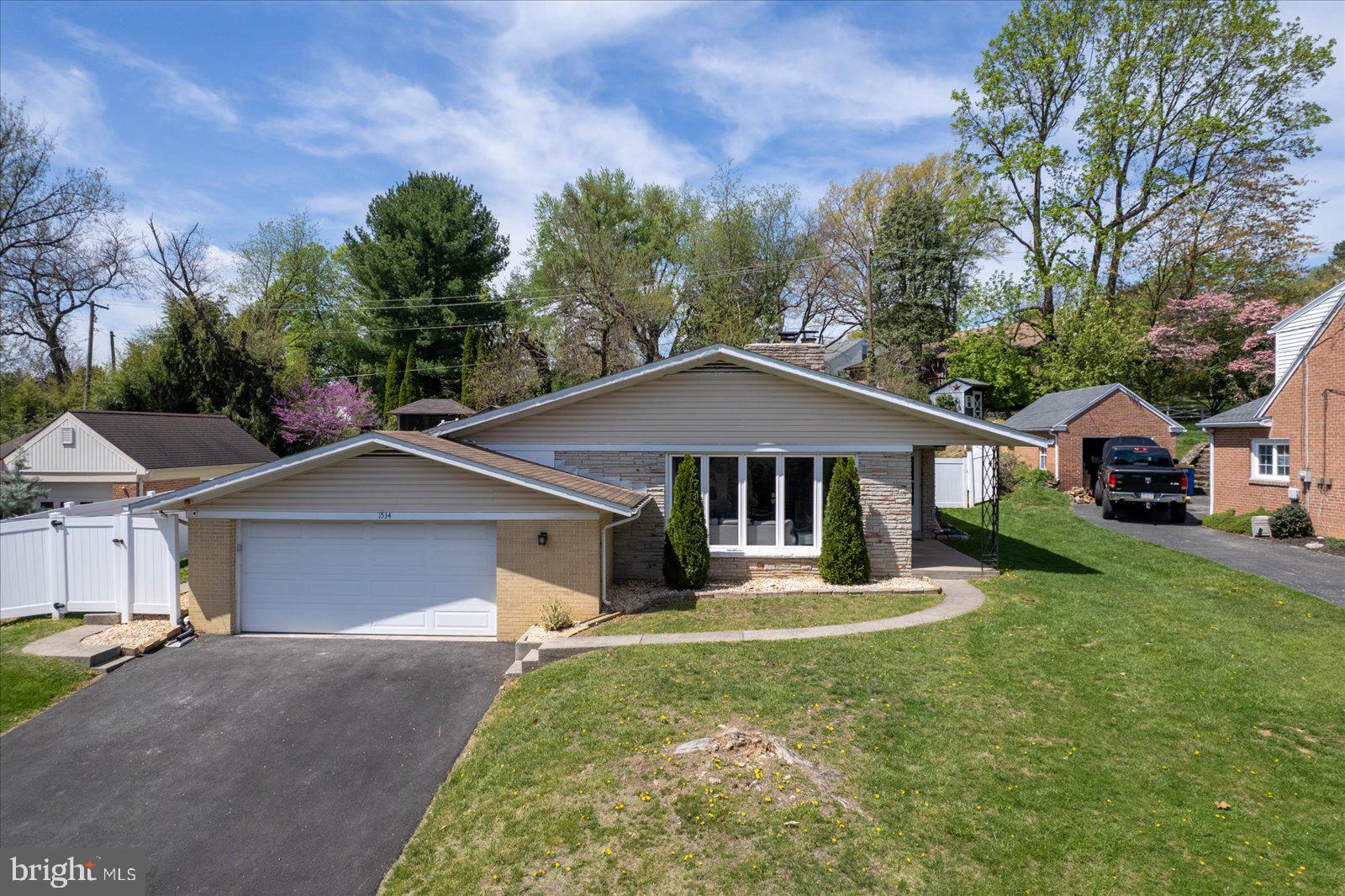 1534 HOLLYWOOD PARKWAY