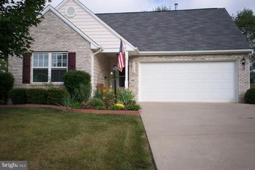 Charming rambler on corner lot in sought after Salem Run. Ft large front& side yard. Kitchen& dining combo. One level living, 2 bedroom, 2 full bath. Oak cabinets, Beautiful cathedral ceilings, walk in closets. Centrally located near shopping, restaurants, I-95, & more!