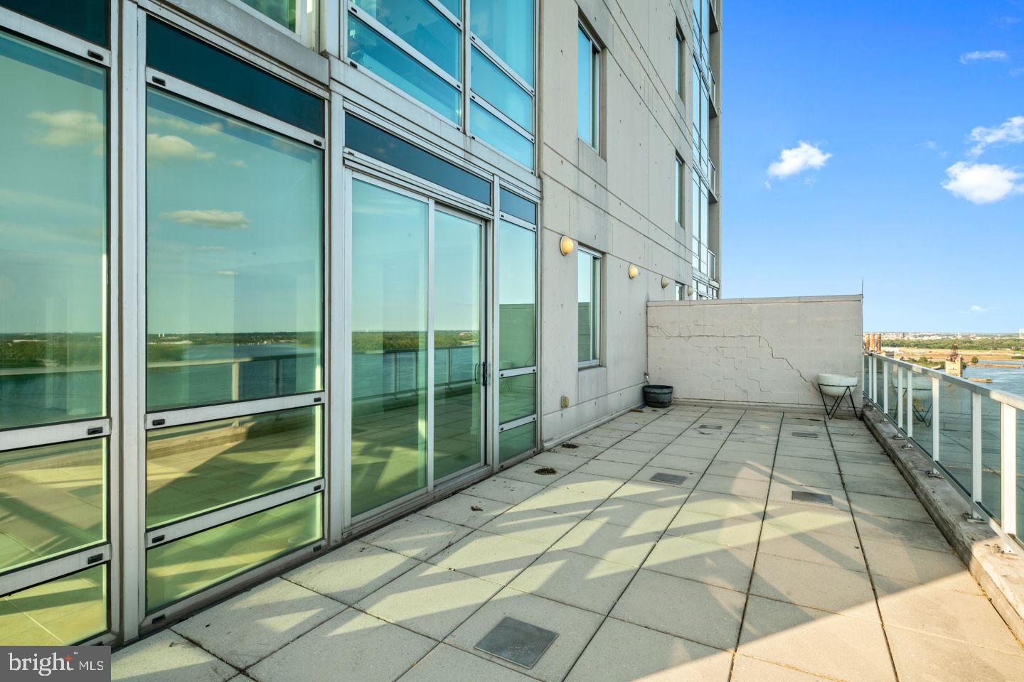 WATERFRONT SQUARE - Residential