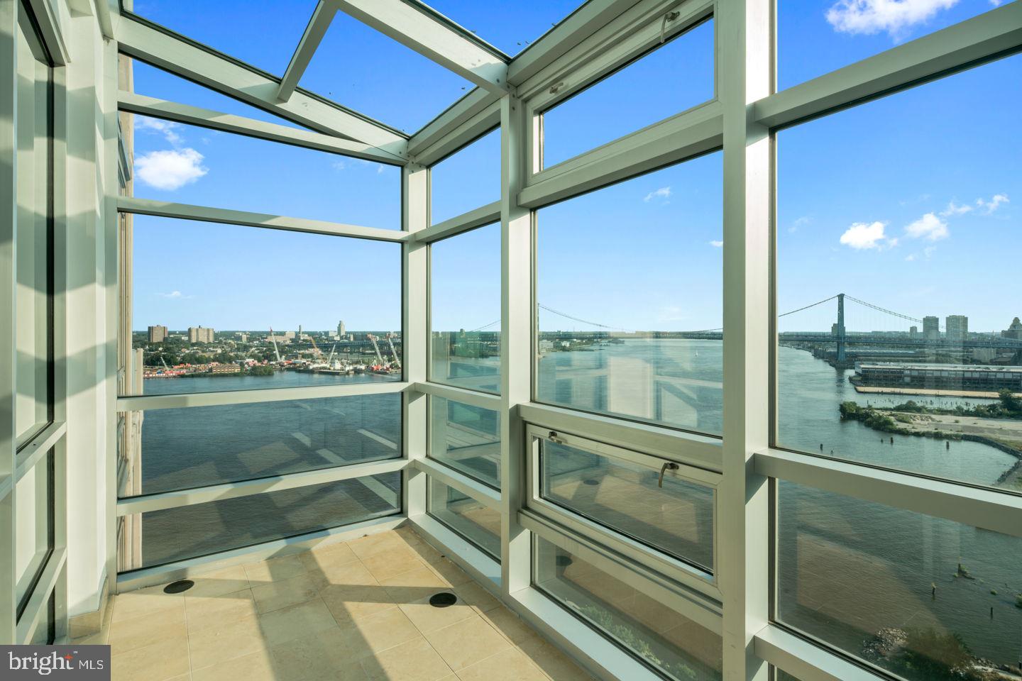 WATERFRONT SQUARE - Residential