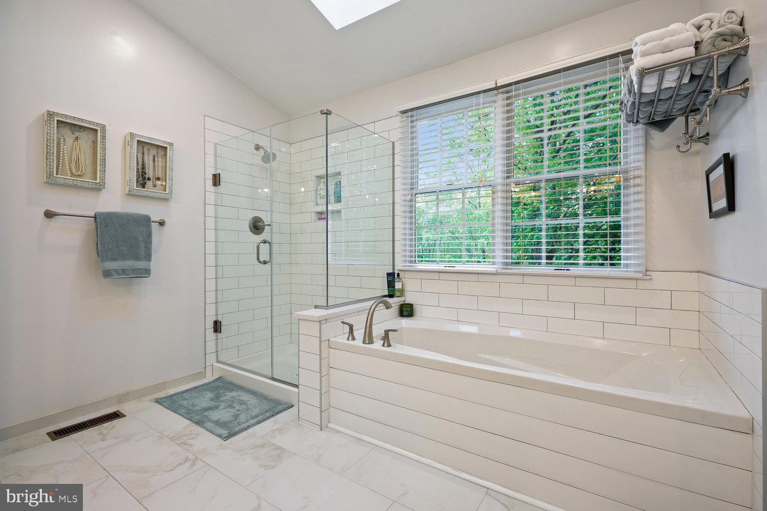 LAKE HALLOWELL - Residential