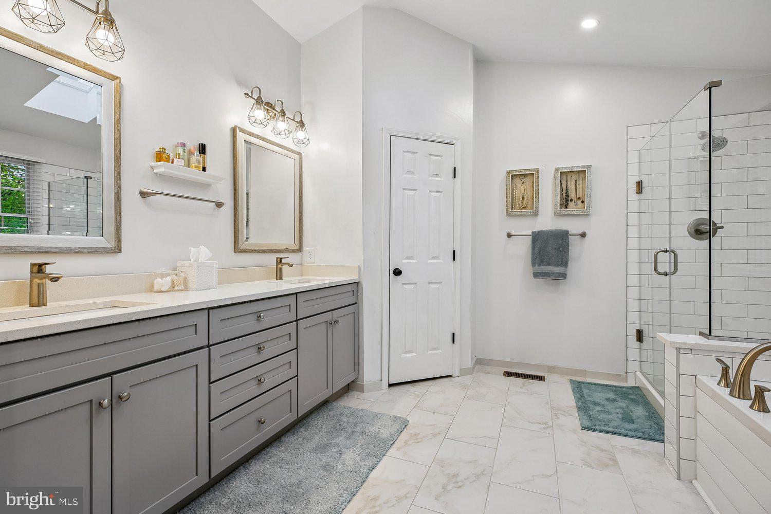 LAKE HALLOWELL - Residential