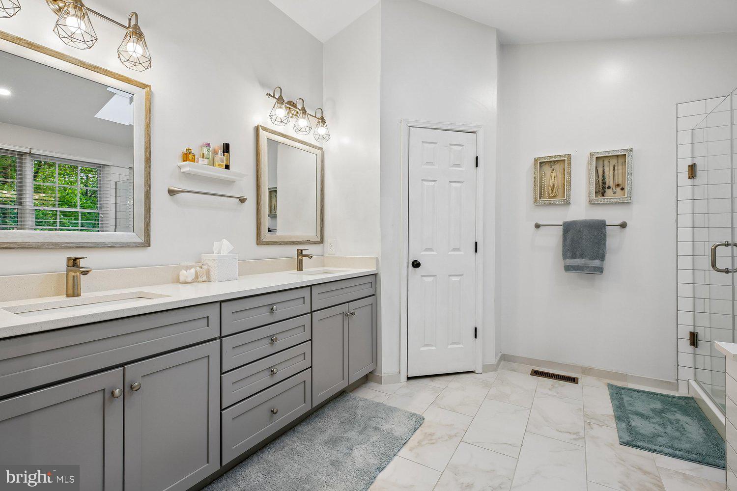 LAKE HALLOWELL - Residential