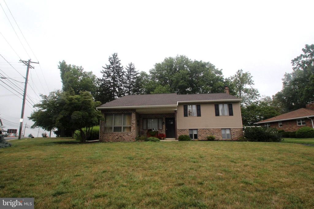 Photo of 301 GROFF AVE, ELIZABETHTOWN, PA 17022 (MLS # PALA2040028)