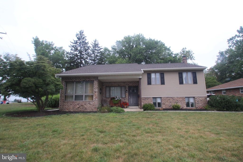 Photo of 301 GROFF AVE, ELIZABETHTOWN, PA 17022 (MLS # PALA2040028)