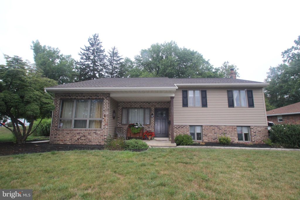 Photo of 301 GROFF AVE, ELIZABETHTOWN, PA 17022 (MLS # PALA2040028)