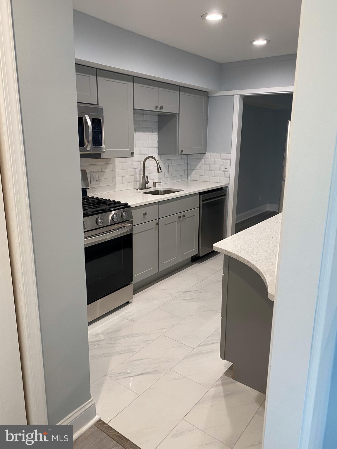 SPRING LAKE GARDEN CONDOMINIUM - Residential Lease