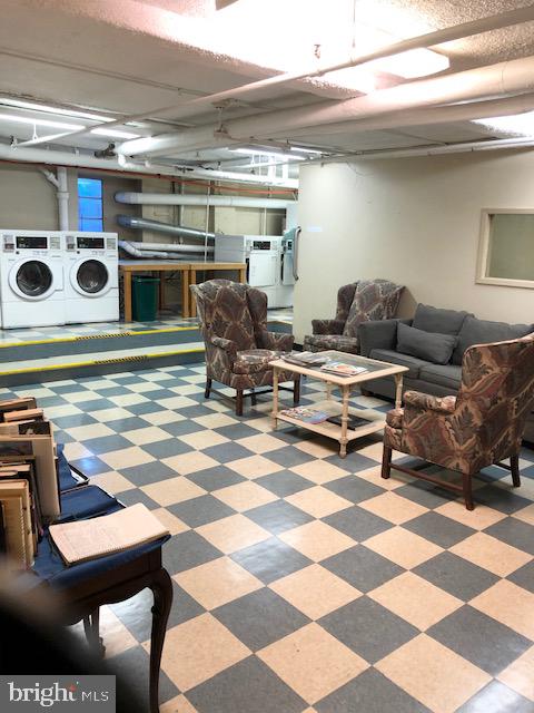 WYNNEWOOD PLAZA - Residential Lease