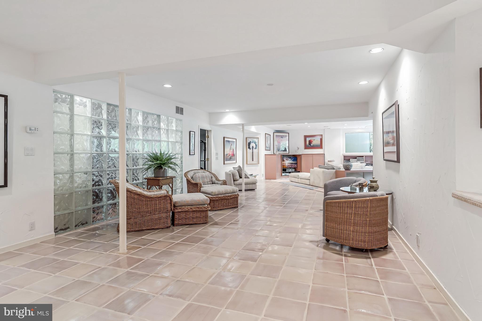 POTOMAC OUTSIDE - Residential