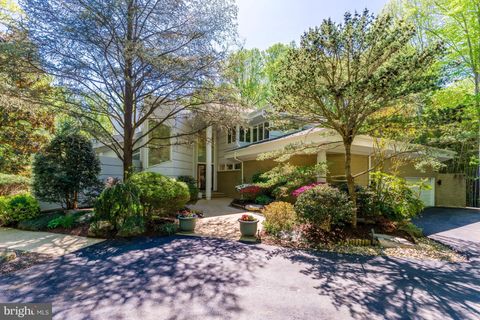 Photo of 9 Oaklyn Court, POTOMAC, MD 20854 (MLS # MDMC2228452)