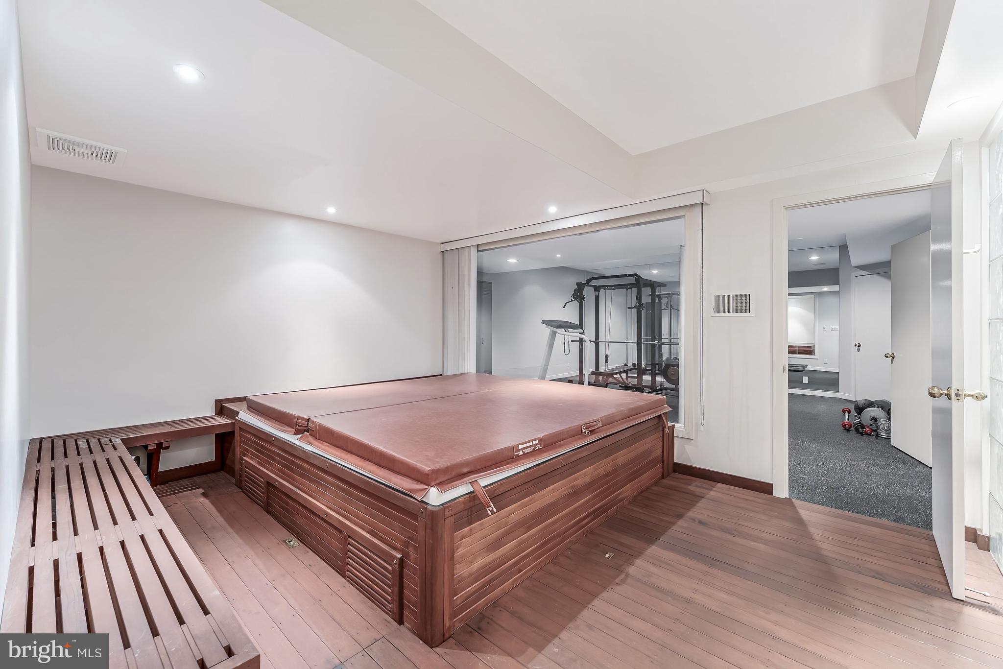 POTOMAC OUTSIDE - Residential