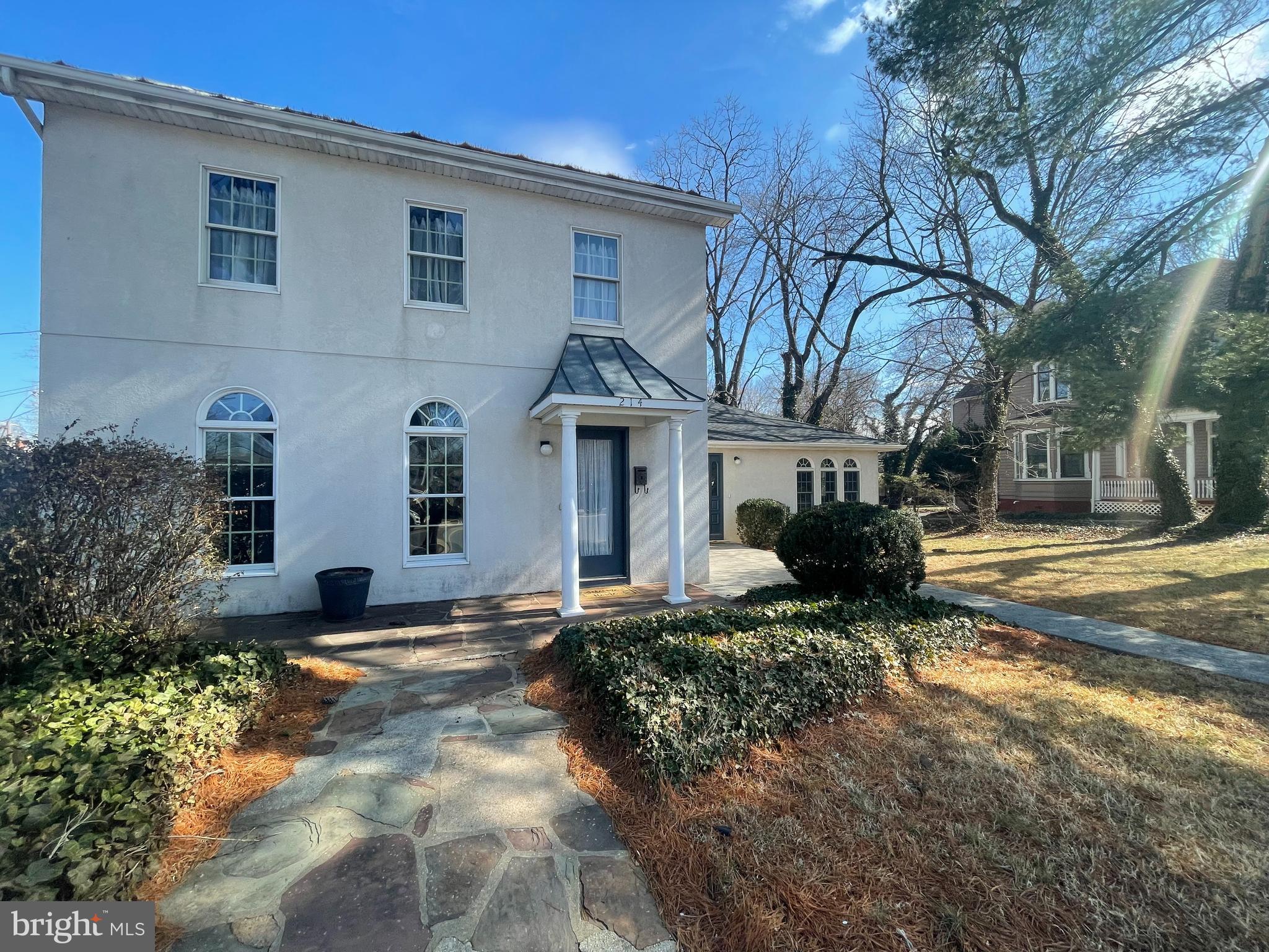 Main image without alt text