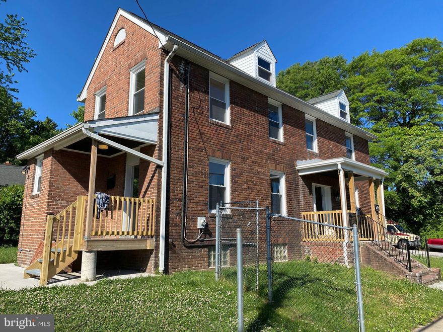 Zoned C-2  and Residential.      SHOWINGS THIS WEEKEND ONLY from 11:00-2:00 Saturday the 20th and Sunday the 21st.  
Check out this unique DETACHED HOME in Westport that sits on a corner 51'x82' residential property which also has a  C-2 designation.   This stand alone, 3 level home, sits off the beaten path and on a quiet street.   The roof, dormers and windows are two years young and this home has been very well maintained and is in great shape!    The tenant is on a month to month lease, is meticulous and neat and has a good rental history.   Come to this Open House, and please take your shoes off at the door and make this property your own!!!!