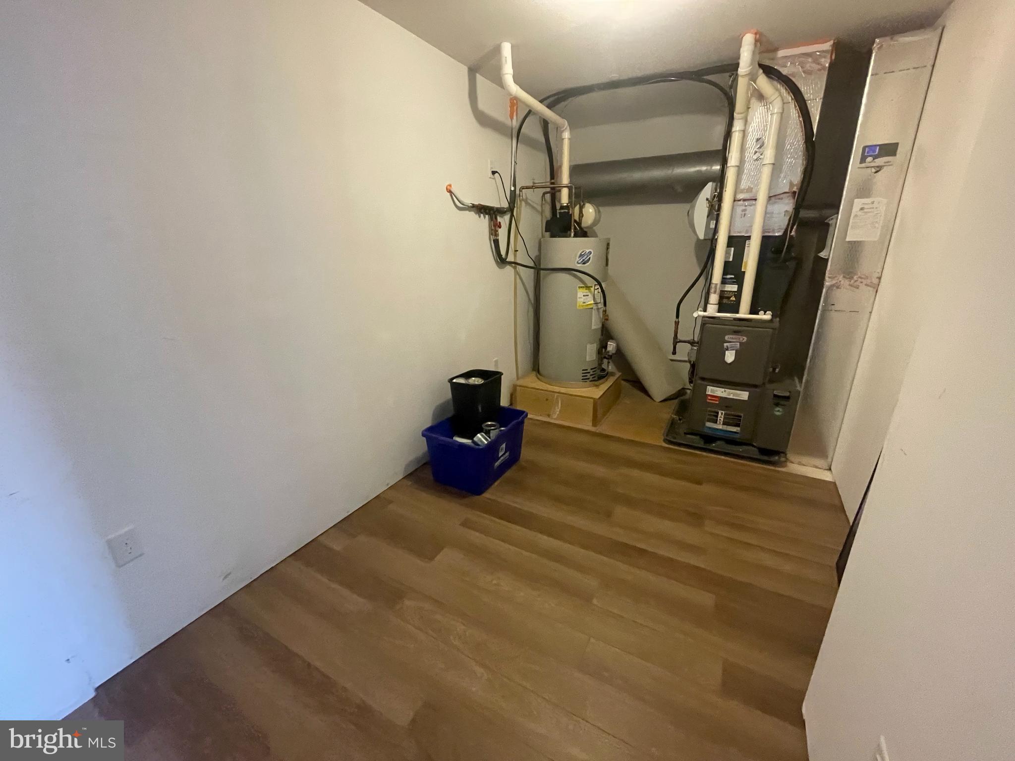 CRESTWOOD - Residential Lease