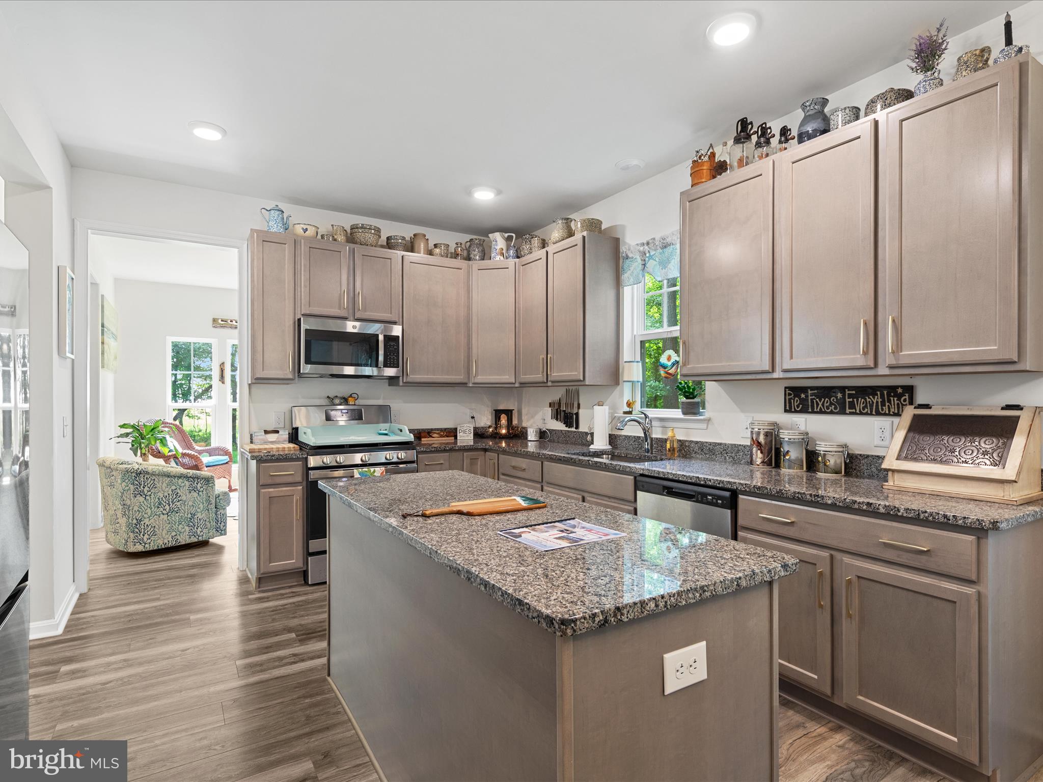 CAPTAIN'S COVE - Residential