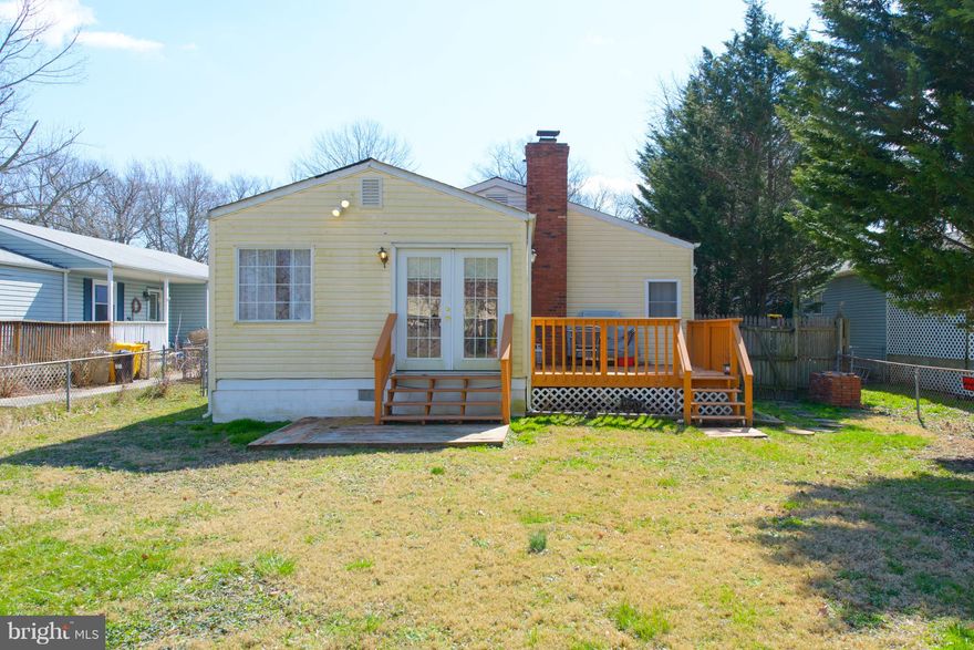 Well maintained 3 bed/1.5 bath rancher in sought-after neighborhood of Franklin Manor Beach. This beautiful home offers open concept living w/ the LR/DR combo opening to the adjacent kitchen.  Cozy up to the fireplace in the LR or relax in the generously sized FR which opens onto the large deck overlooking the fenced backyard. This waterfront community offers a park w/ pier, playground & boat ramp