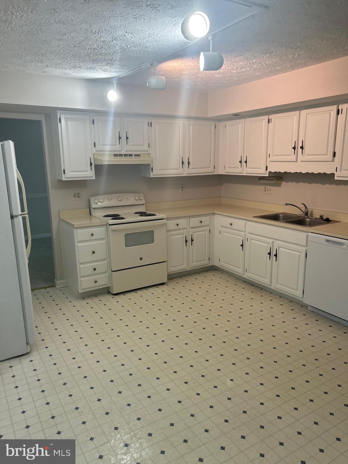 BLACKWALNUT COVE - Residential Lease