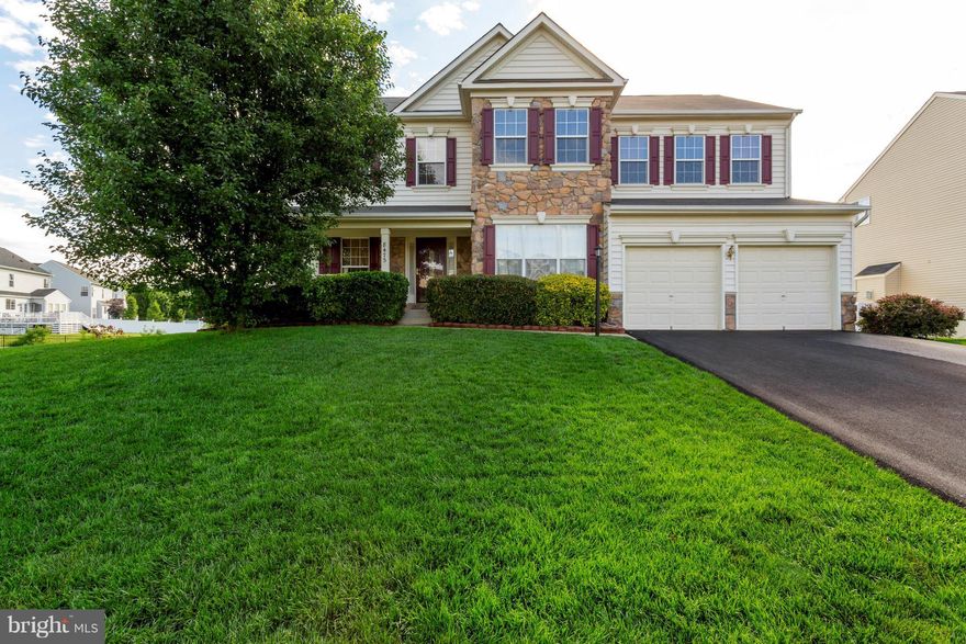 SPECTACULAR HOME THAT SHOWS BETTER THAN A MODEL! LUSH LAWNS IN THE FRONT & REAR. BACKS TO SMALL POND. THREE FINISHED LEVELS OF LUXURY! STUNNING TWO STORY FOYER. HARDWOOD FLOORS. DECORATOR MOLDINGS & PAINT. EXTRA LARGE GOURMET KITCHEN W BREAKFAST NOOK. FAMILY ROOM W STONE FIREPLACE.  HUGE MBR W SITTING ROOM. LUXURY MBA W JETTED TUB. 3 LARGE BEDROOMS. LWR LVL W REC RM. WALKOUT TO LARGE FENCED YARD.