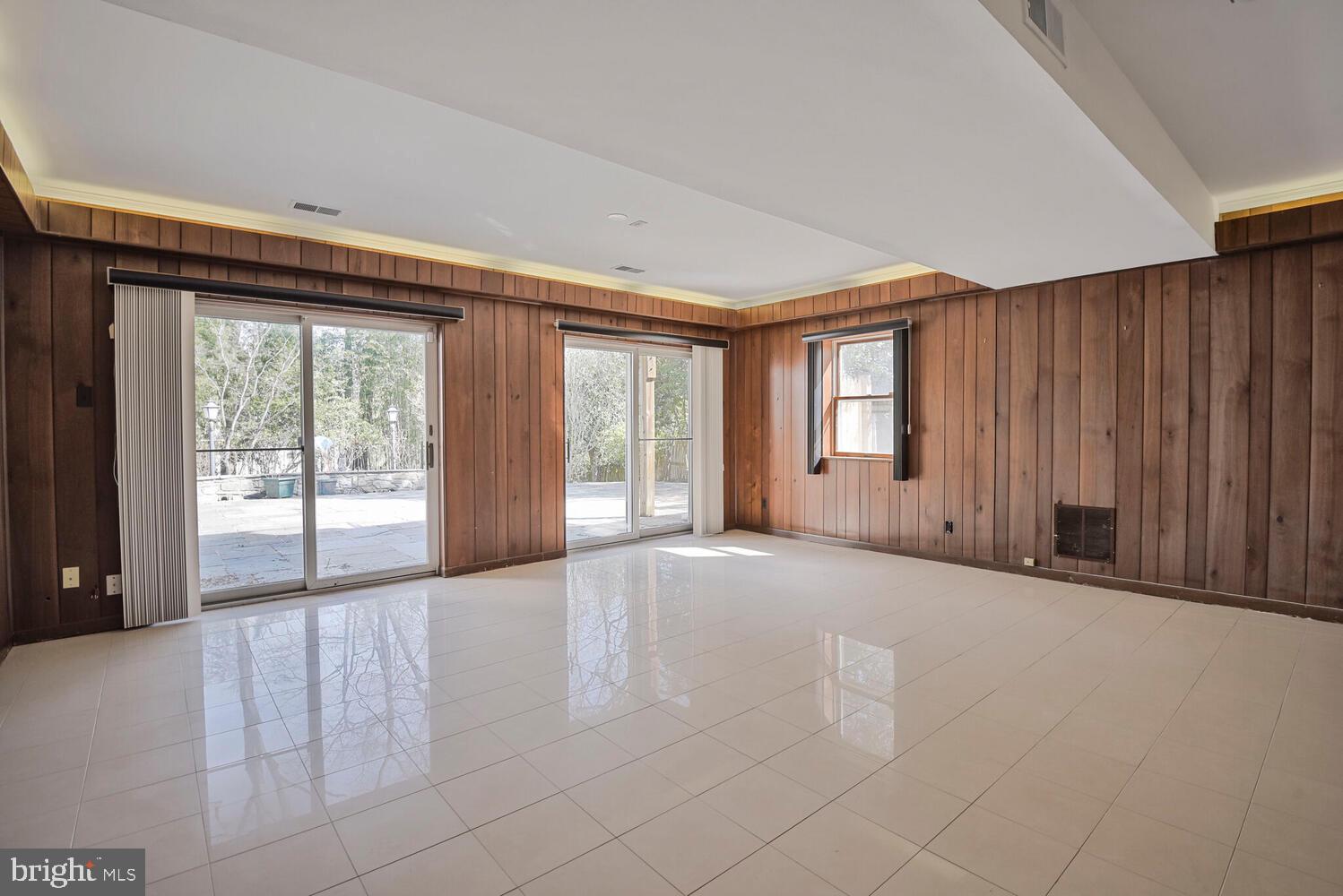 BURNING TREE VIEW - Residential Lease