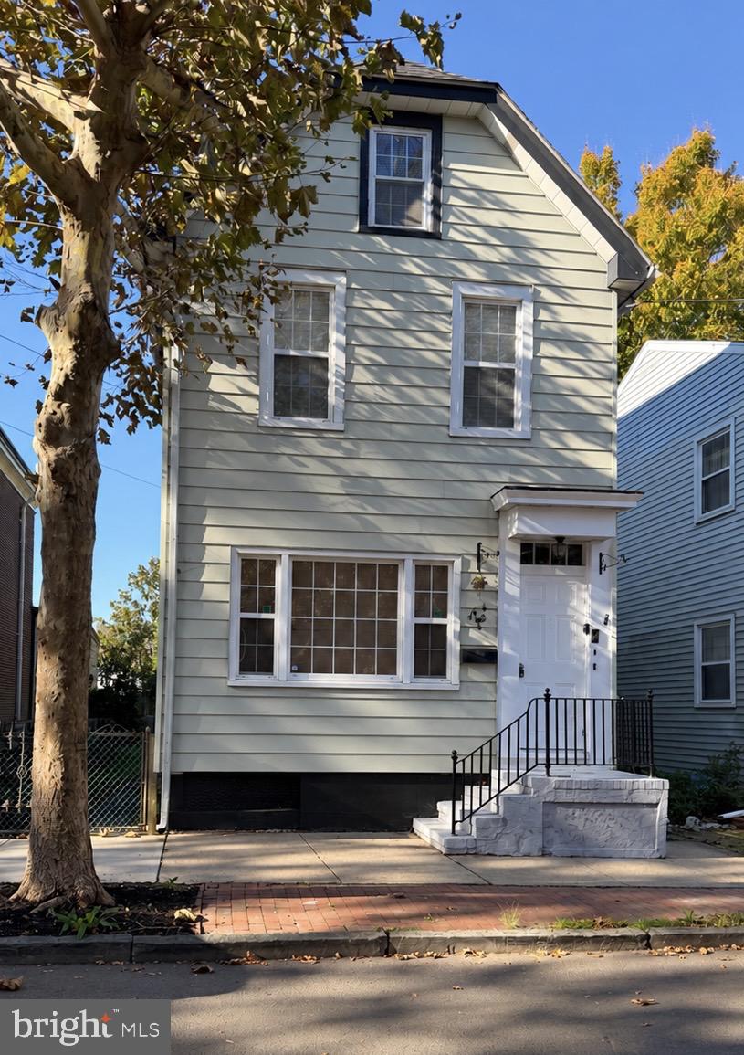 410 FARNSWORTH AVENUE