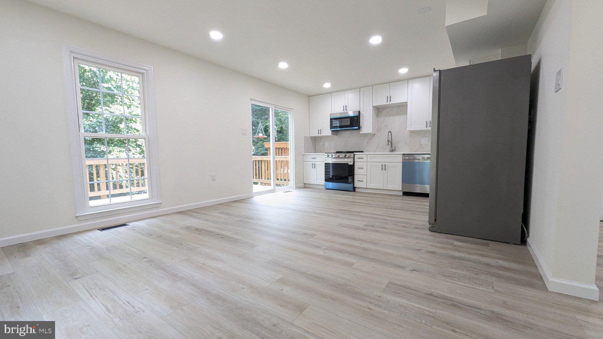 3015 BROMLEY COURT