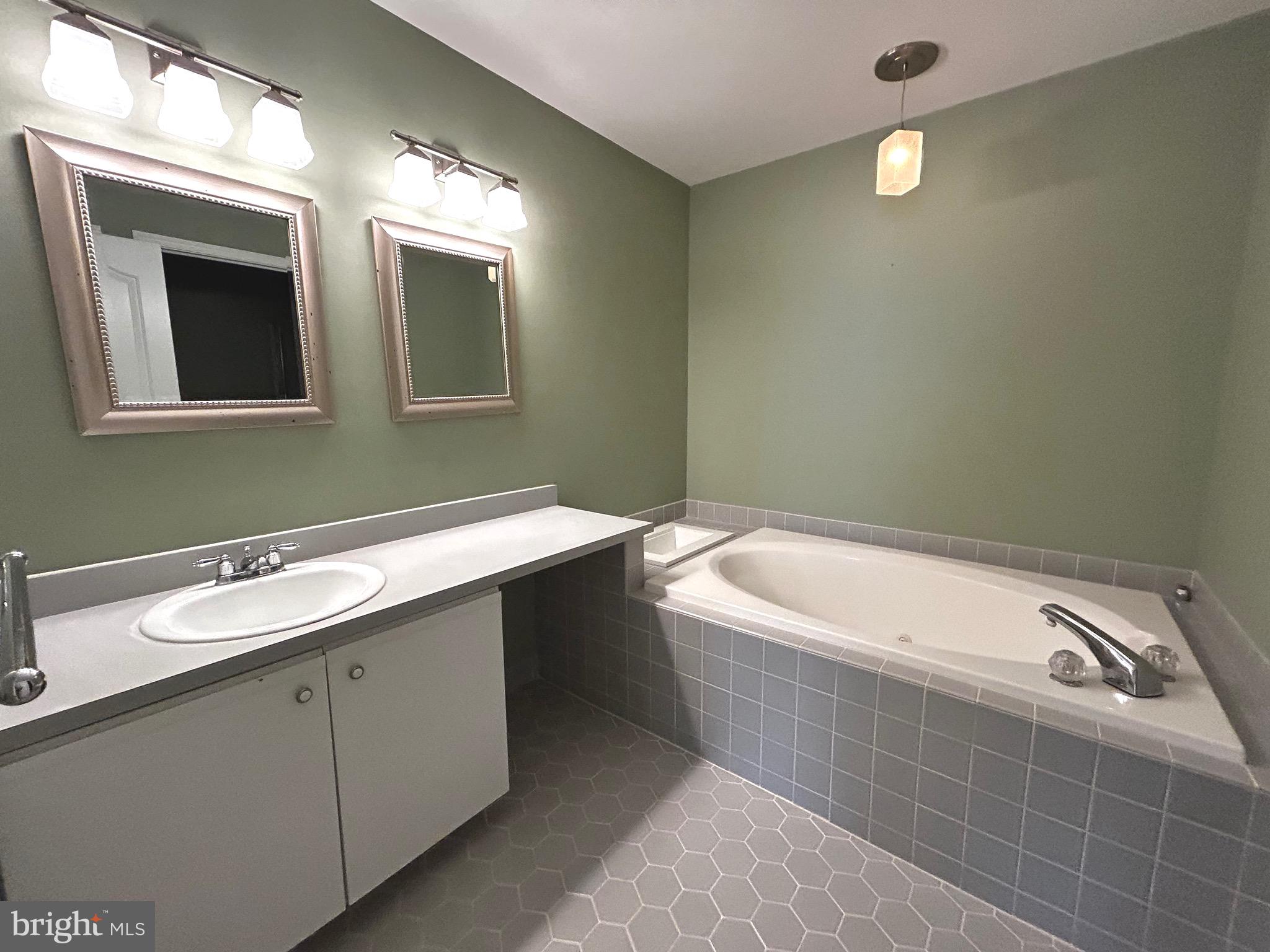 MONTGOMERY BROOKE - Residential Lease