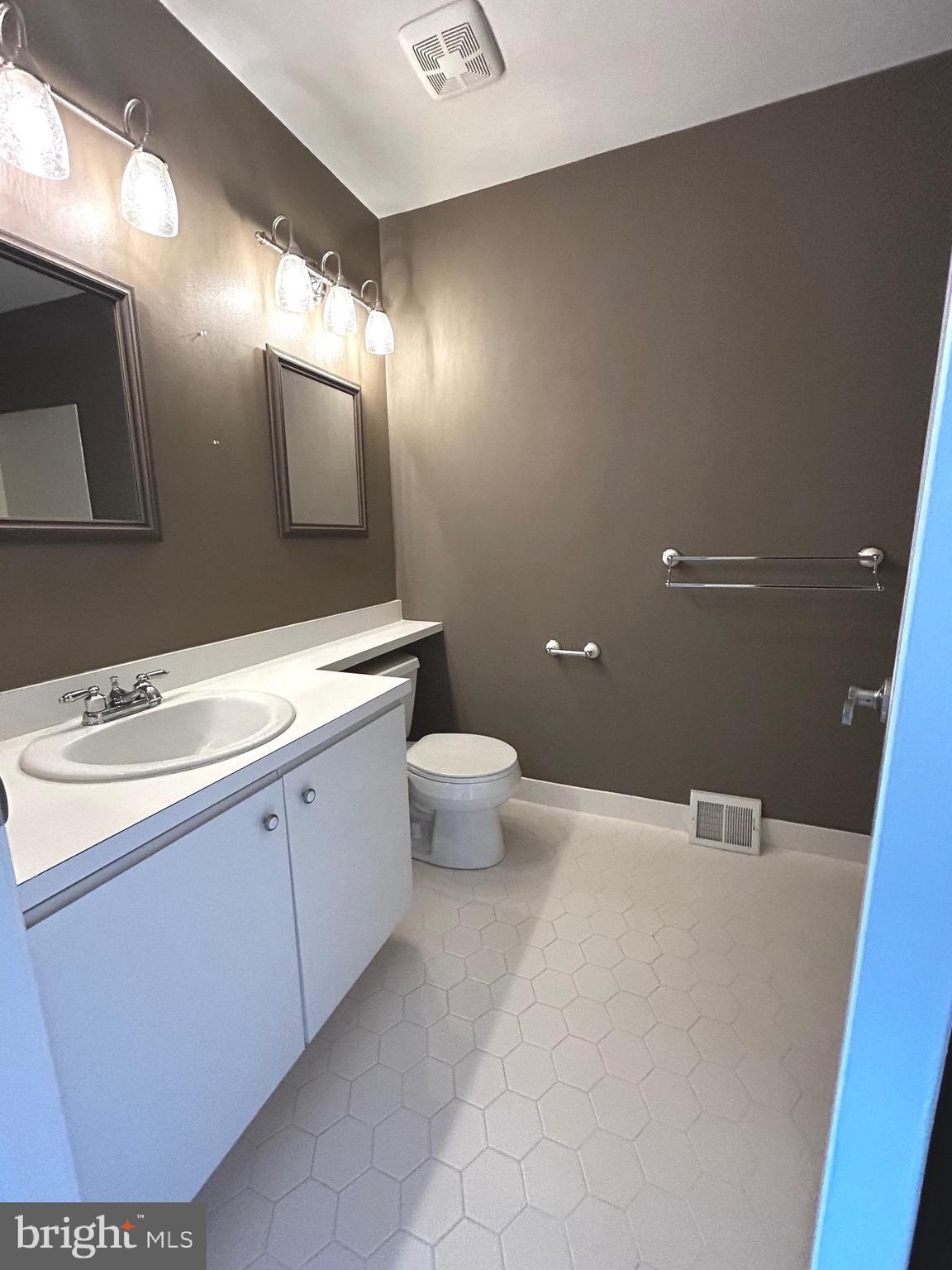 MONTGOMERY BROOKE - Residential Lease