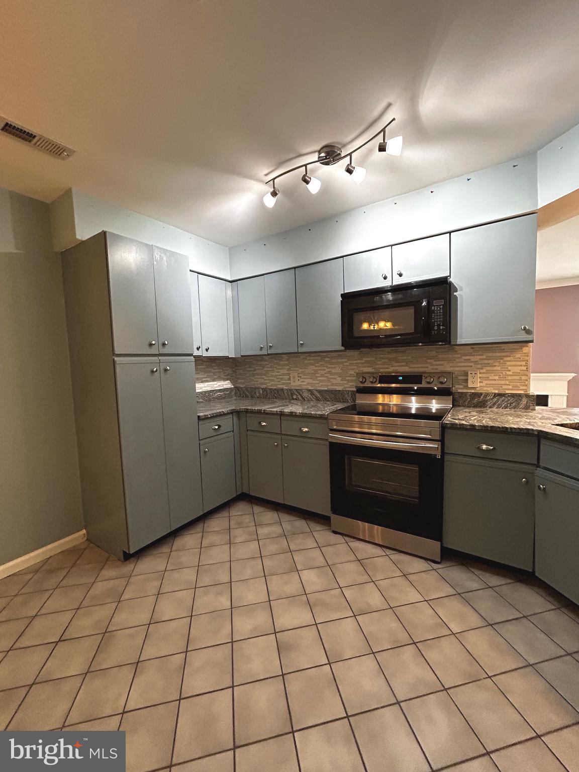 MONTGOMERY BROOKE - Residential Lease