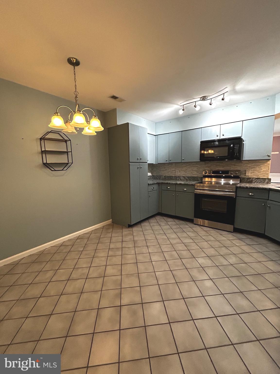 MONTGOMERY BROOKE - Residential Lease