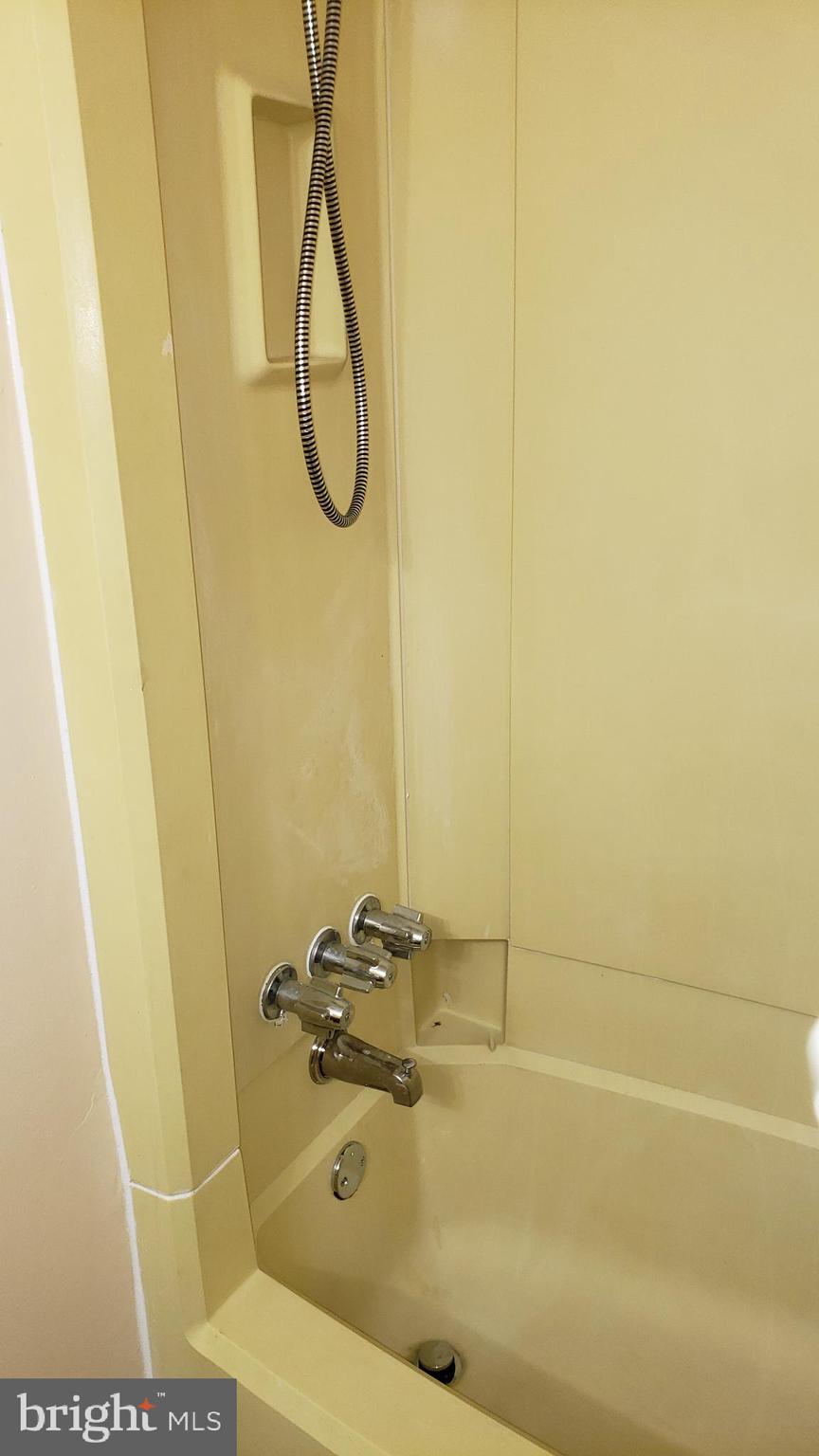 ASHTON-WOODENBRIDGE - Residential Lease