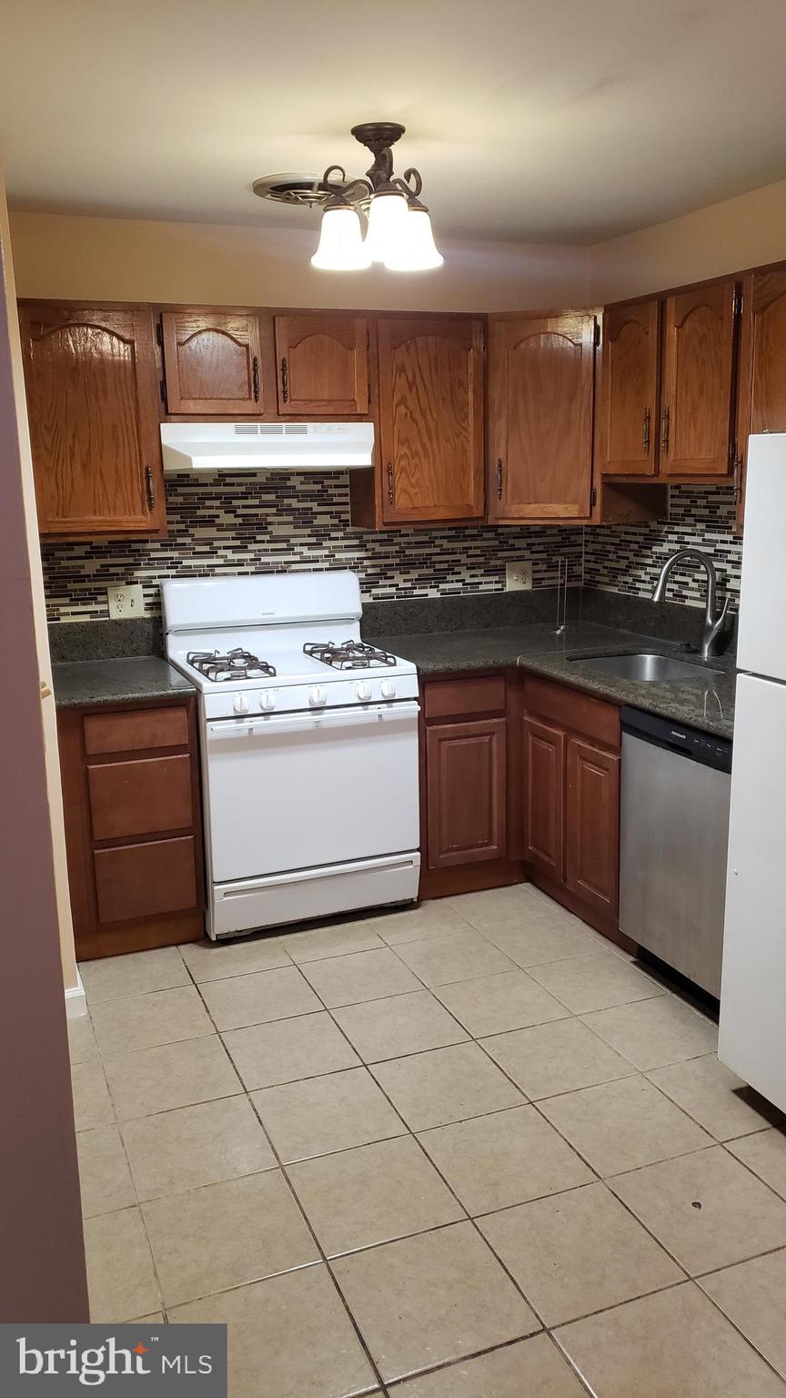 ASHTON-WOODENBRIDGE - Residential Lease