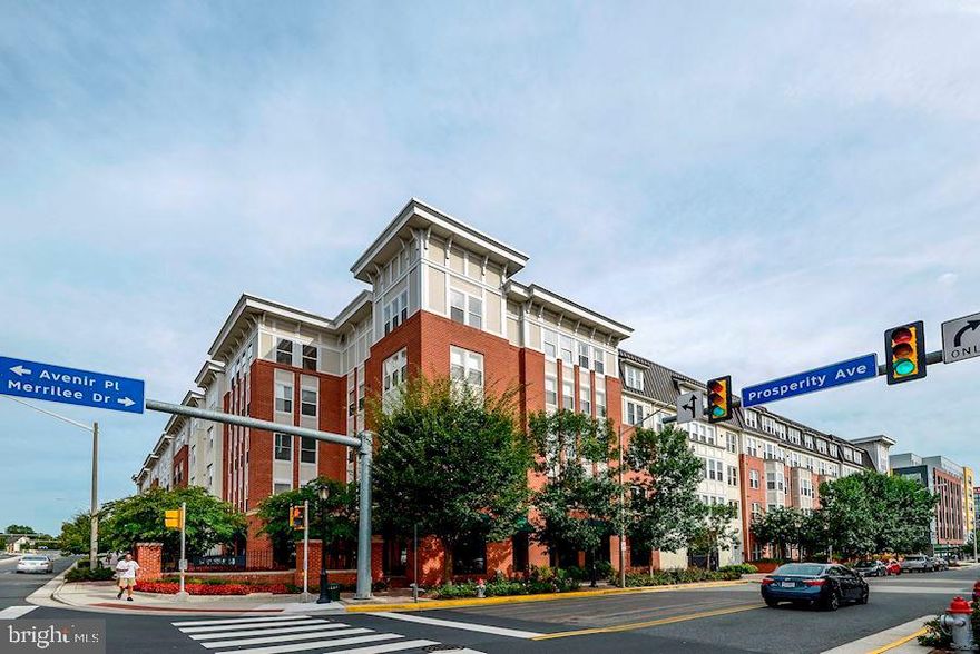 Top-Floor Corner Condo for Rent – 2BR/2BA in Merrifield Near Mosaic District & Metro. Don’t miss this stunning 2-bedroom, 2-bathroom corner unit located on the top floor of a highly desirable community in Merrifield, VA, just steps from the vibrant Mosaic District and Dunn Loring-Merrifield Metro Station.
🏡 Property Features includes: bright and spacious layout with abundant natural light, high ceilings in the living room enhance the open feel, gourmet kitchen with granite countertops, stainless steel appliances, and stylish pendant lighting, hardwood flooring in the living and dining areas, generously sized bedrooms with ample closet space, two reserved garage parking spaces and one private storage unit included. 🌟 Community Amenities: Resort-style swimming pool, fully equipped fitness center, clubhouse with party room and business center. 📍 Unbeatable Location: walking distance to Dunn Loring Metro Station – ideal for commuters,  steps from Harris Teeter, Target, dining, boutique shopping, and entertainment in the Mosaic District, easy access to I-495, I-66, Tysons, and Fairfax.