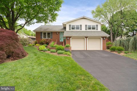 Photo of 3204 Allness Lane, HERNDON, VA 20171 (MLS # VAFX2298414)